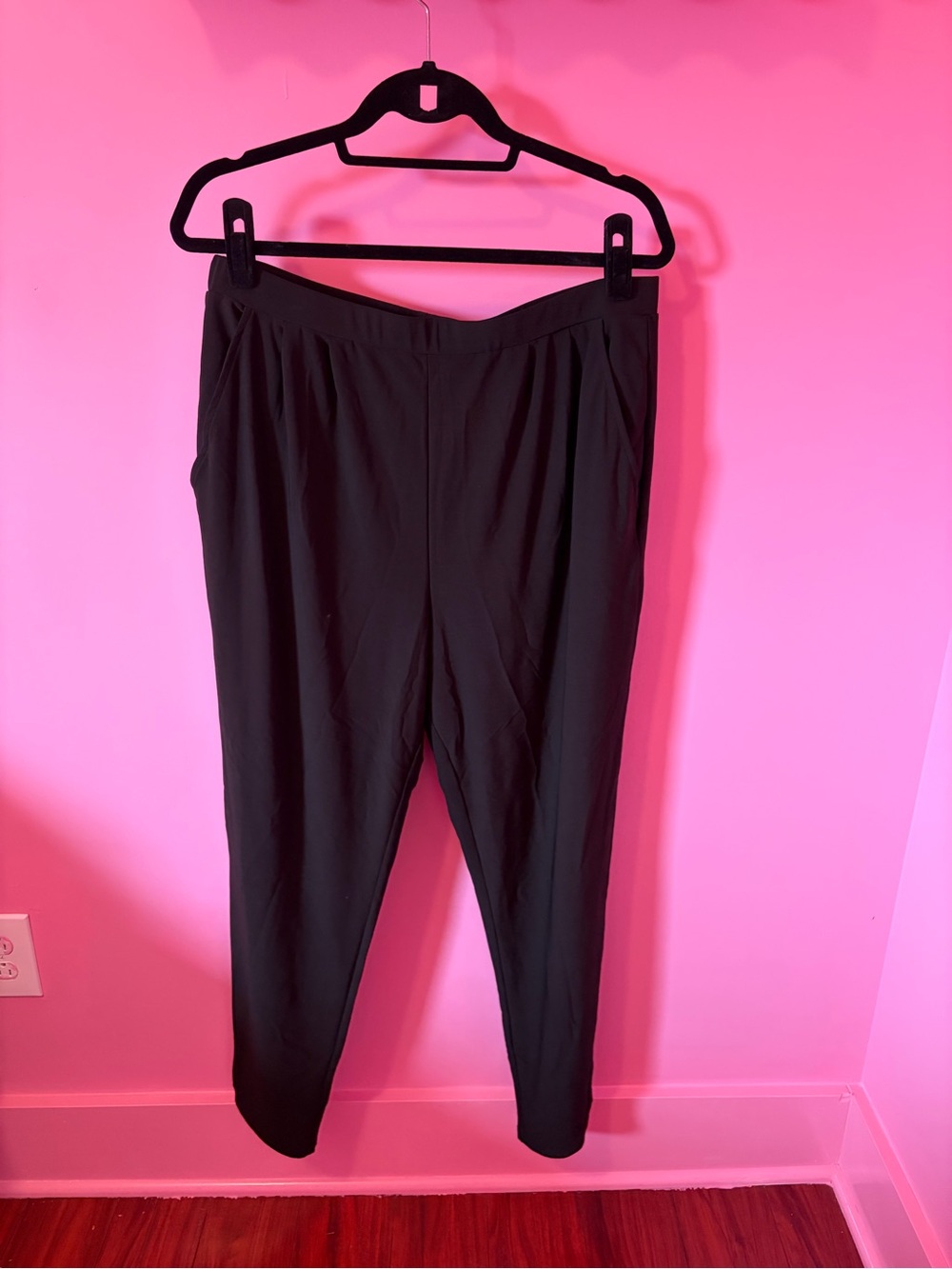 Leith Black Tapered Pull-On Trousers With Pockets